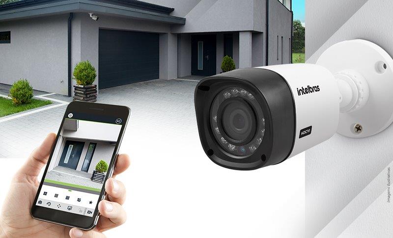 Câmera de segurança Intelbras instalada em residência, com visualização ao vivo no smartphone